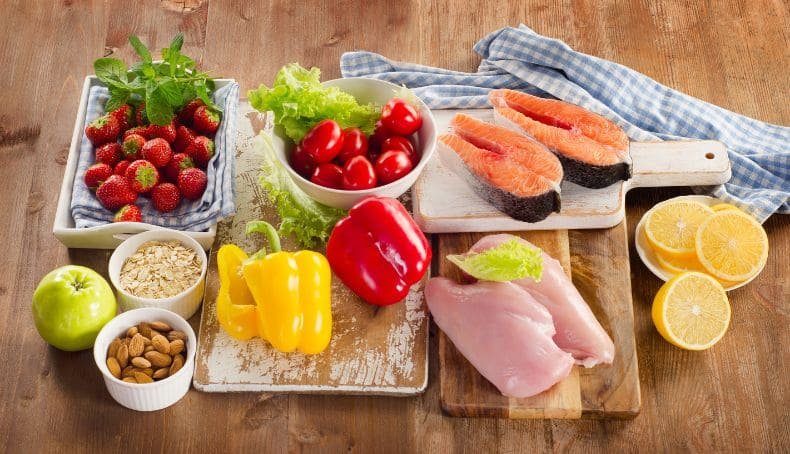 Mesa Con Alimentos Variados Representando Makro Nutrientes Saludables Proteínas Carbohidratos y Grasas