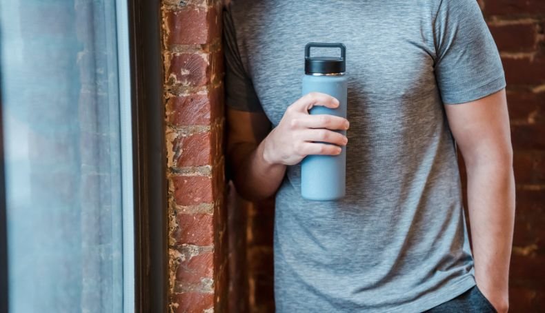 Hombre Sosteniendo Una Botella Para Hidratación
