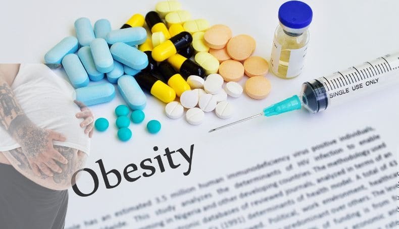 Peligros de la Obesidad - Muestra Hombre con Prominente Abdomen y a su Lado una Jeringa y Varias Medicinas